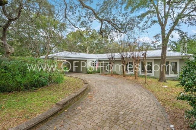 Building Photo - Bayou-Front Home w/ Dock