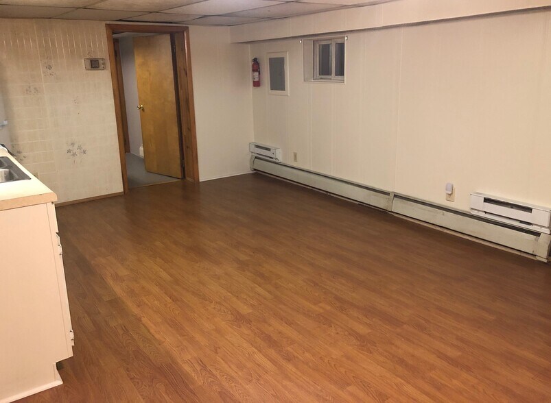 Kitchen / Living Room Area - 914 w walnut st