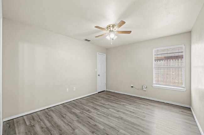 Building Photo - Spacious 3-Bed, 3-Bath Duplex – Awaits!