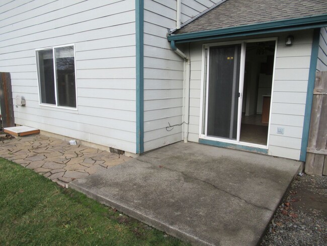 Building Photo - Two Bedroom Duplex in McMinnville
