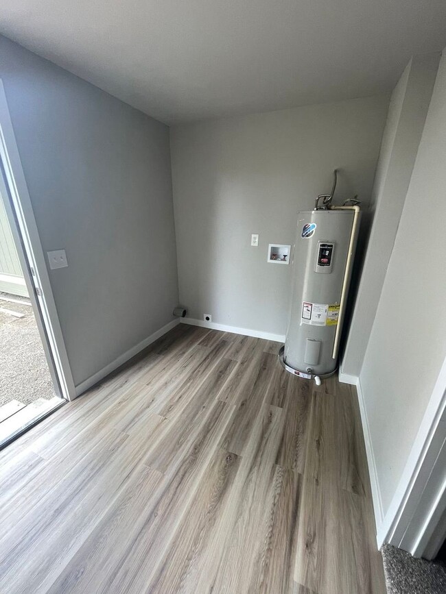 Building Photo - Newly Remolded 3 Bedroom, 1 Bathroom Home