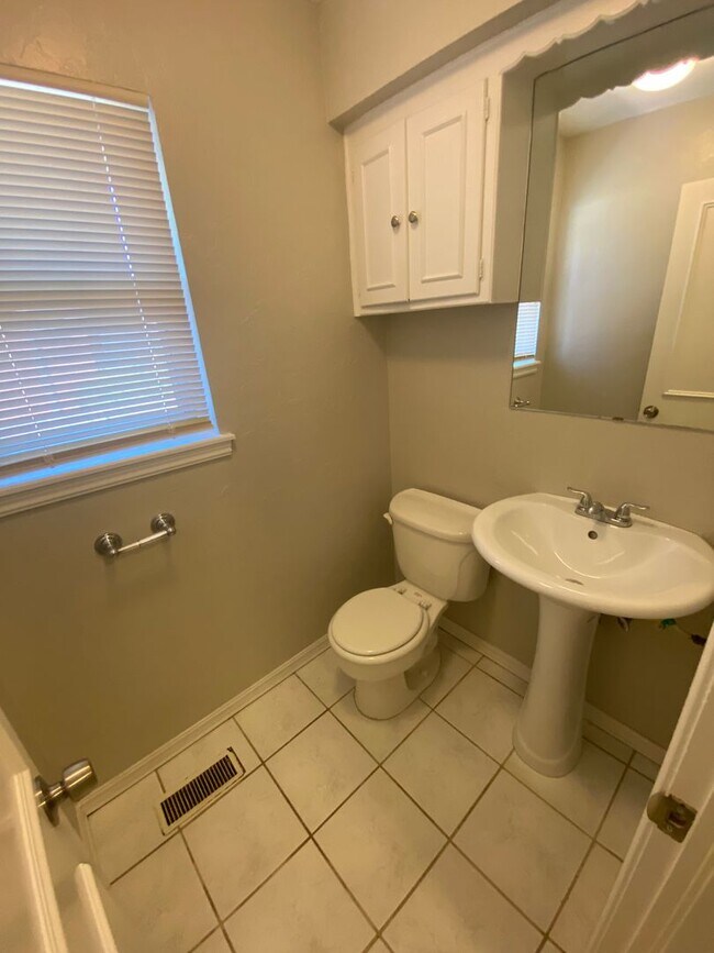 Building Photo - 3 bedroom 2.5 bath!