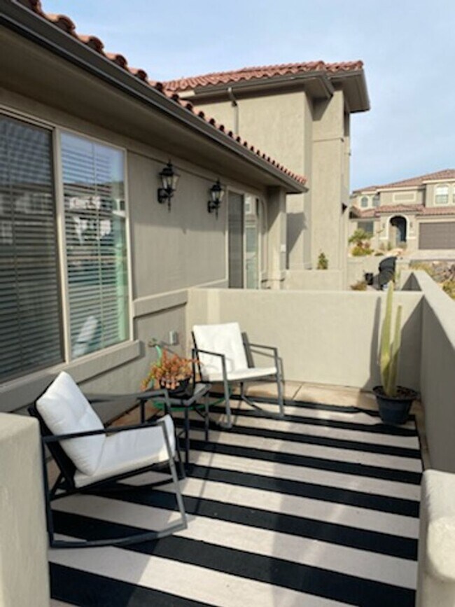 Building Photo - Ivory Town Home in Escondido Community!