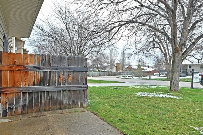 Building Photo - 2 bed 1 Bath townhouse