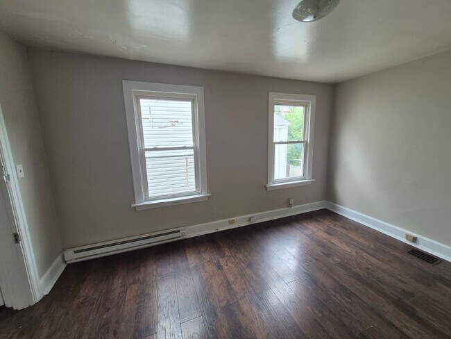 Building Photo - 215 Elm St