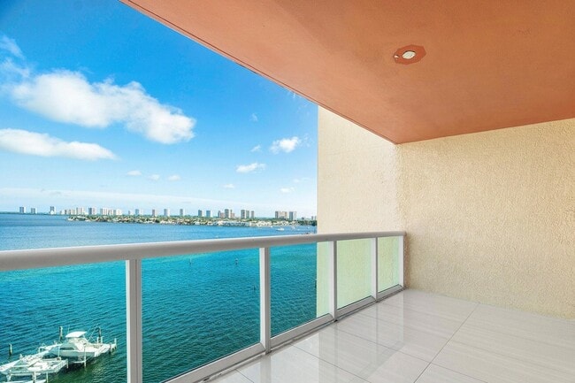 Building Photo - 2650 Lake Shore Dr
