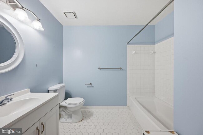 Building Photo - 933 Hillside Lake Terrace