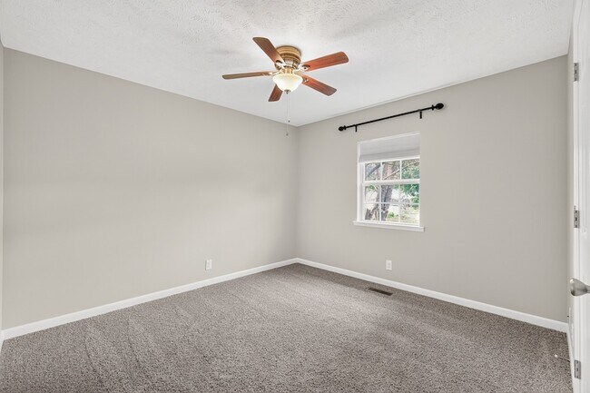 Building Photo - 2504 Angelyn Dr