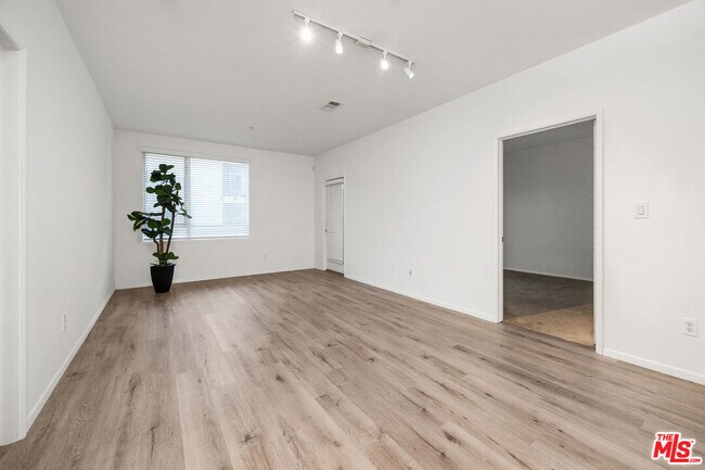 Building Photo - 6400 Crescent Prk E