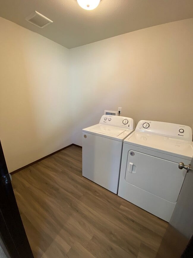 Building Photo - Newer, Spacious 5 Bedroom 3 Bed House!