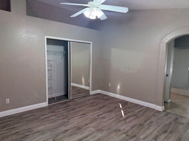 Building Photo - Great Area, 3 Bedroom, 2 Bath with major kitchen appliances.