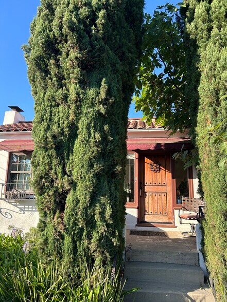 Building Photo - 2510 De la Vina St