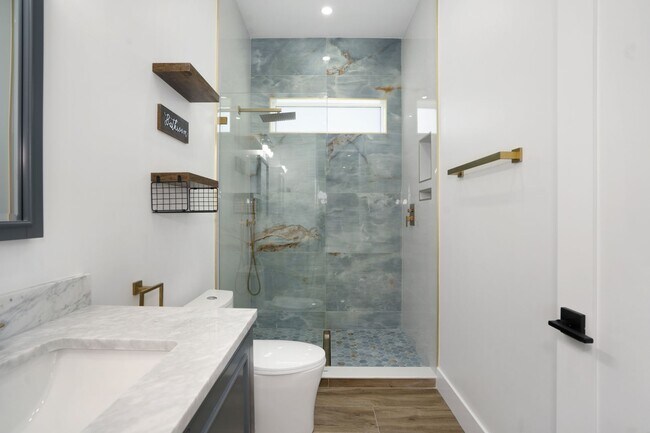 Building Photo - 5/3 Luxury Custom Home plus Boat dock, Pool and Stunning Views!!