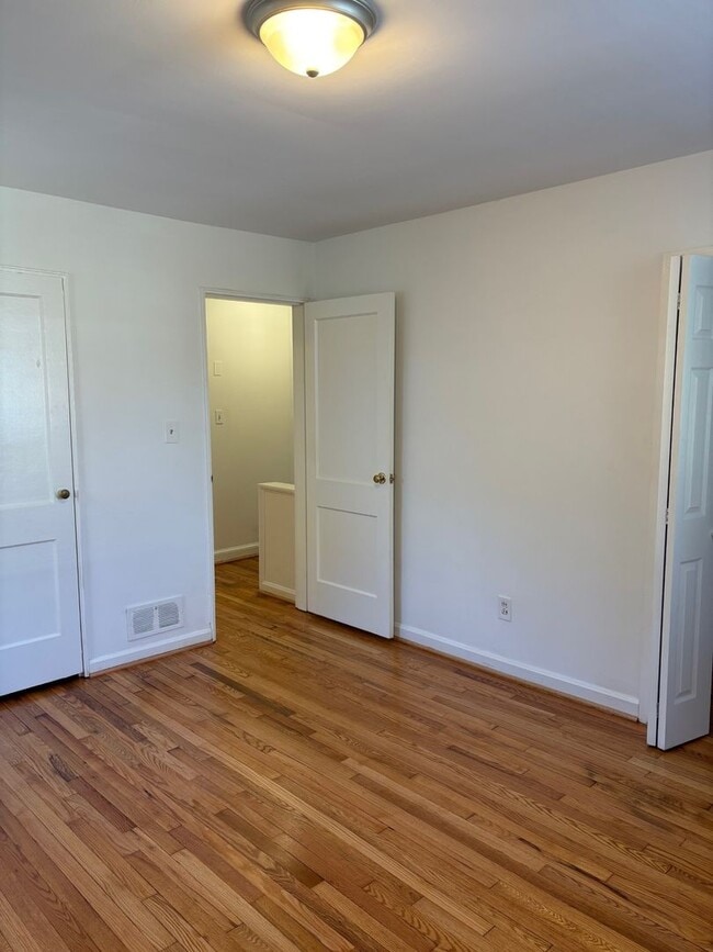 Building Photo - Recently Remodeled 2BR/1BA Three-Level Duplex in Arlington