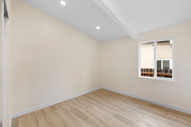 Building Photo - Beautiful 5BD/2BA on Baja!! Great backyard space with turf & fire pit!!