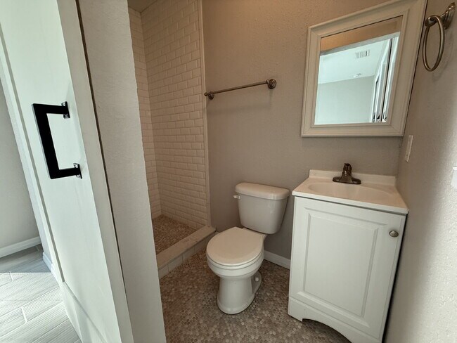 Building Photo - Large workshop available with home!