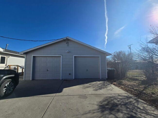 Building Photo - 417 &amp; 417 1/2 16th ST W