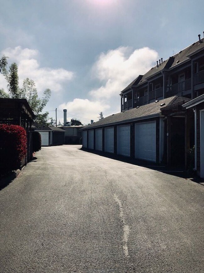 Building Photo - 1108 S Holladay Dr