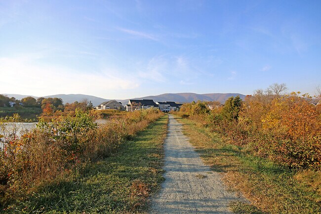 Building Photo - Dog-Friendly Old Trail Townhome