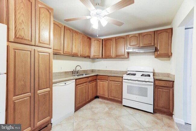 Building Photo - 7905 Dassett Ct