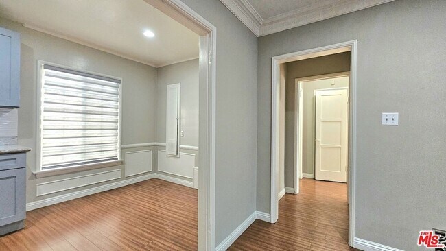 Building Photo - 1020 S Norton Ave