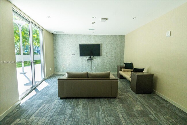 Building Photo - 1010 SW 2nd Ave