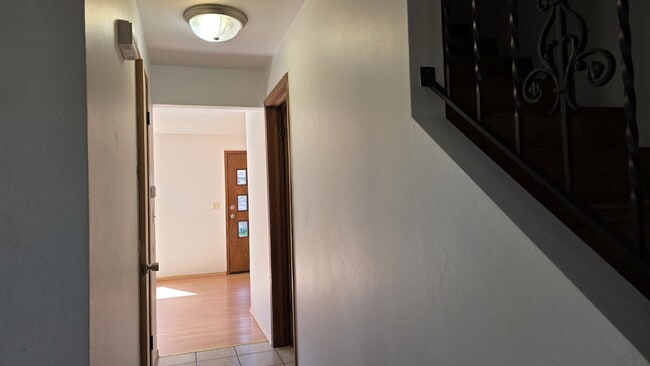 Building Photo - "3-Bed Townhouse with 1.5 Baths in Appleton!