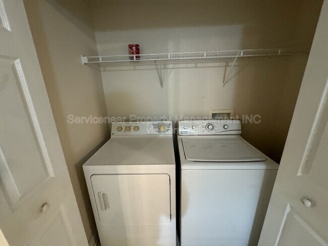 Building Photo - 217 Woodlake Wynde