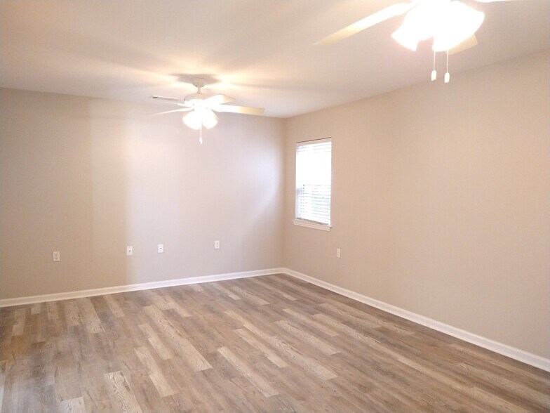 Building Photo - 6256 Bellaire Dr
