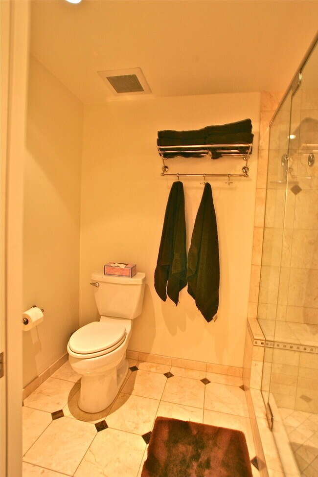 Building Photo - Incredible East Beach Town-Home unfurnishe...