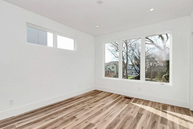 Building Photo - Stunning 3BD/3.5BA Townhome with PRIVATE POOL!