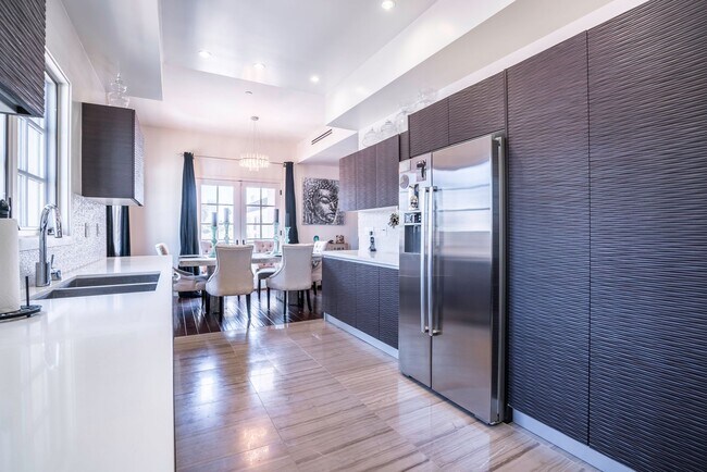 Building Photo - Stunning Multi-Level Penthouse 2 bed - 2.5 bath in Fabulous Beverly Hills Location