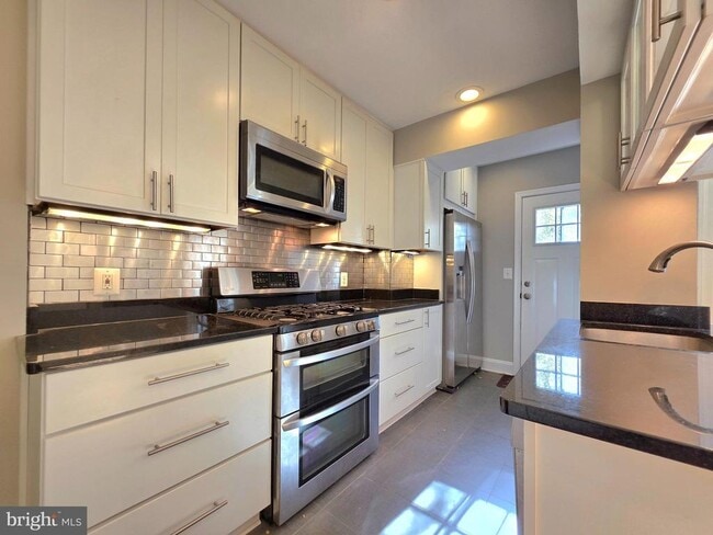 Building Photo - 527 E Nelson Ave