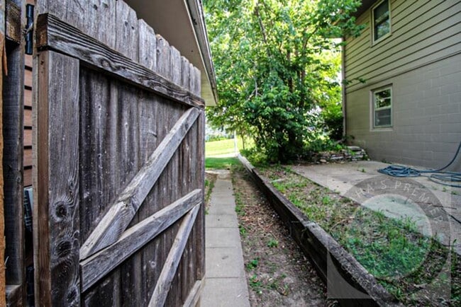 Building Photo - Beautiful and Spacious 3 Bedroom / 2 Bath ...
