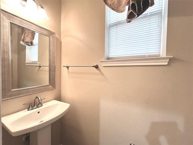 Building Photo - 22847 Red River Dr