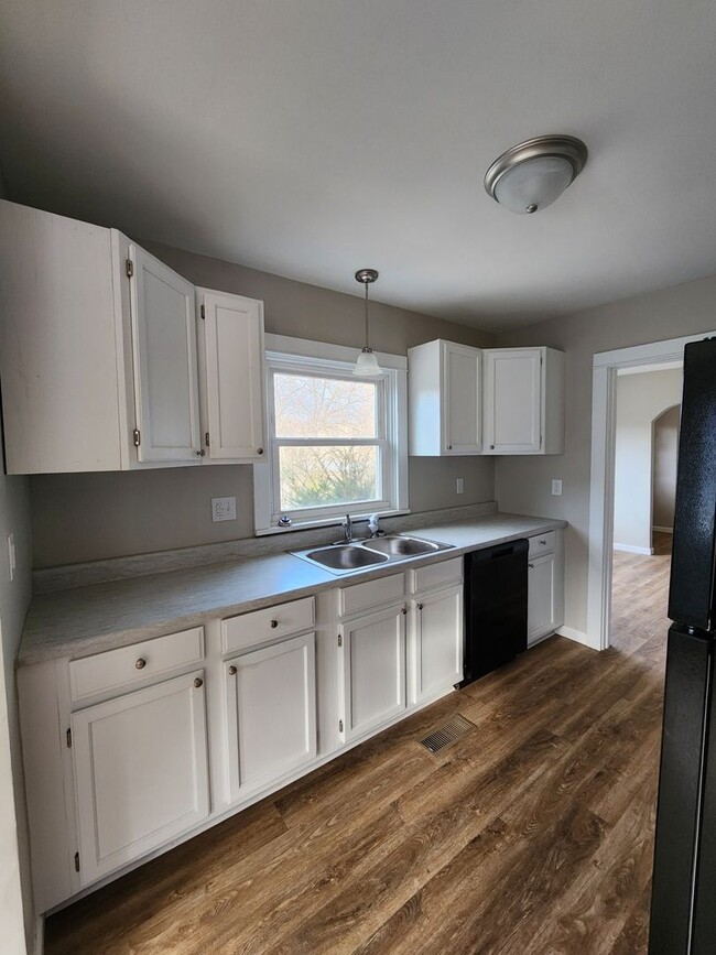 Building Photo - Newly Remodeled 6 Bedroom 1.5 Bath - Willi...