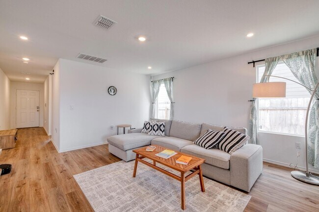 Building Photo - 2700 Schwartz Ln