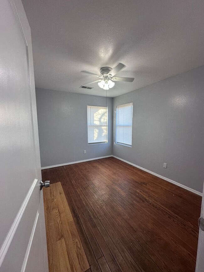 Building Photo - Large Canyon Home