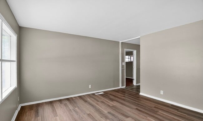 Building Photo - E 47th St