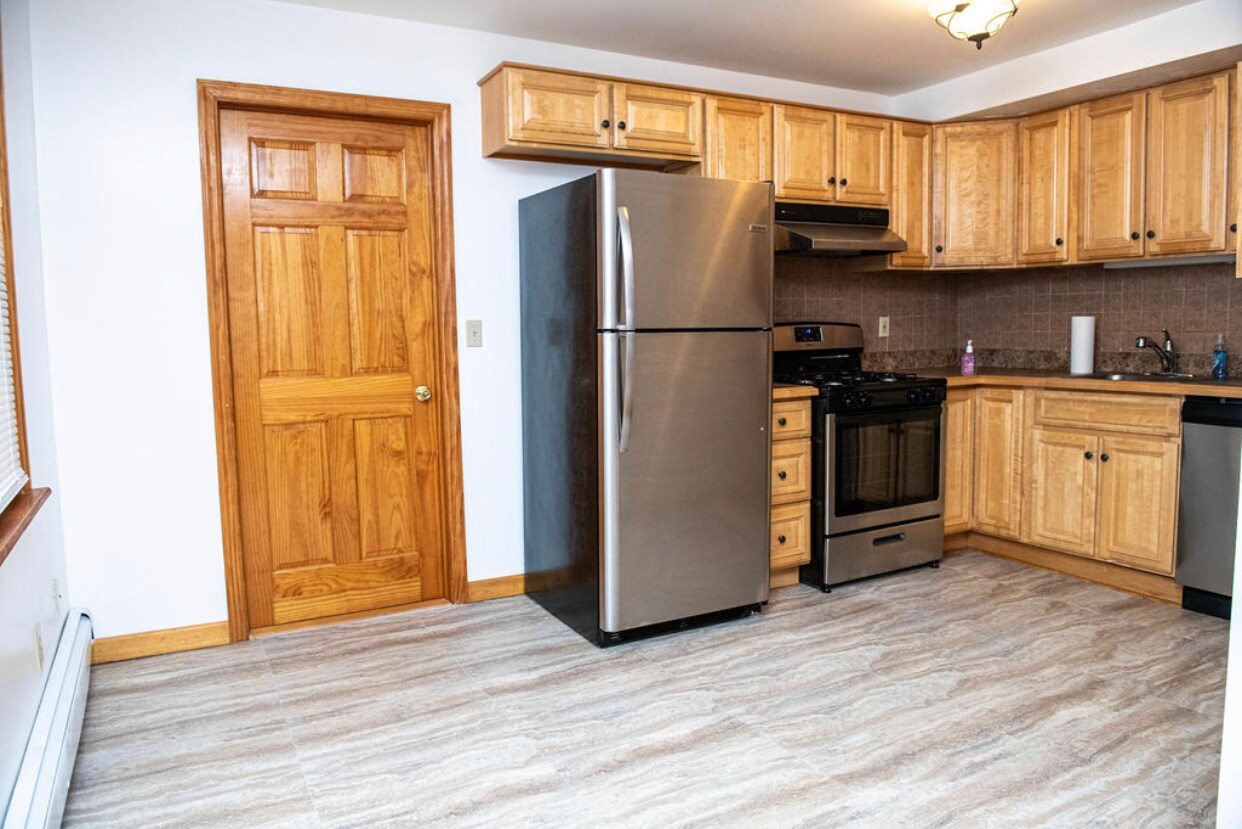 Building Photo - 557 Linden Ave
