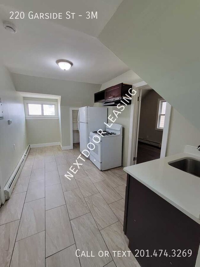 Building Photo - 220 Garside St