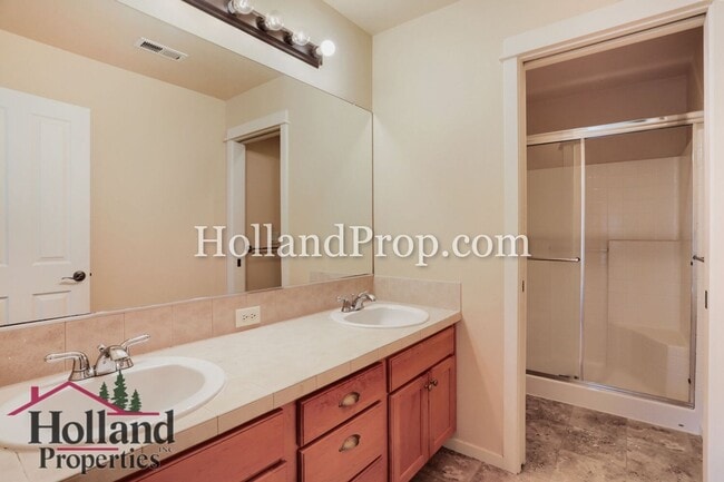 Building Photo - Excellent Condition Hillsboro Home In Great Location!