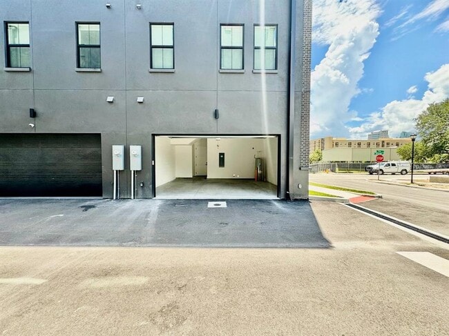 Building Photo - 1302 E Kay St