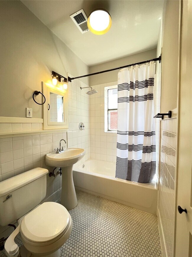 Building Photo - 1201 W Gray St