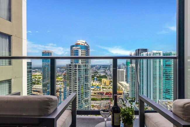 Building Photo - 601 NE 1st Ave