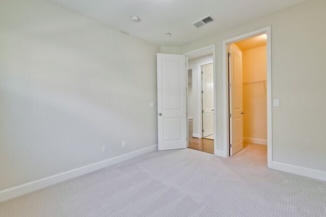 Building Photo - Excellent 4 Bed 2.5 Bath Town Home!