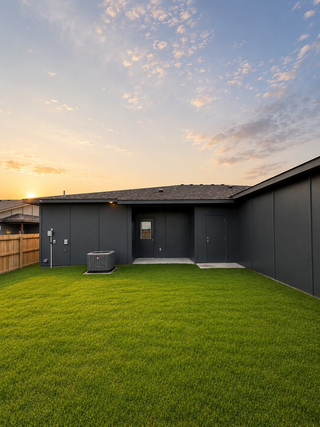 Building Photo - 1615 Crooked River