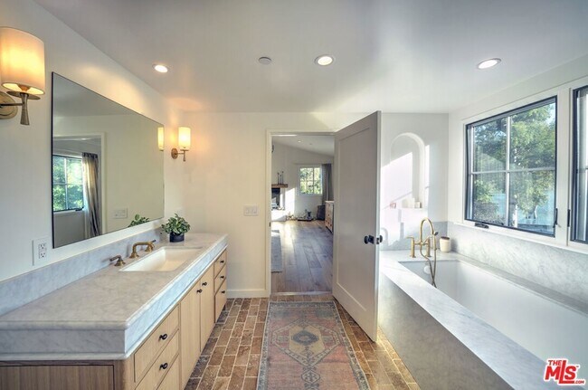 Building Photo - 2310 Laguna Cir Dr