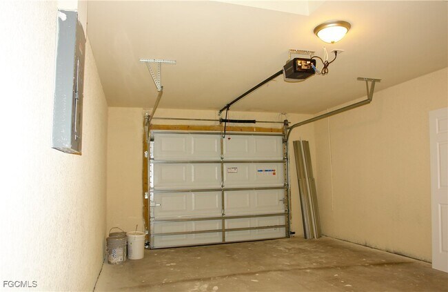 Building Photo - 528 SE 5th Ave