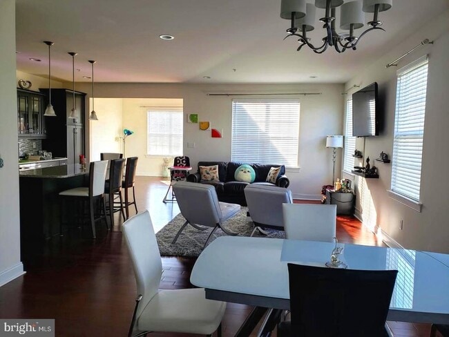 Building Photo - 323 W Boulder Dr